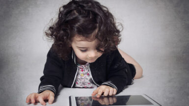 Jeune-enfant-devant-une-tablette.