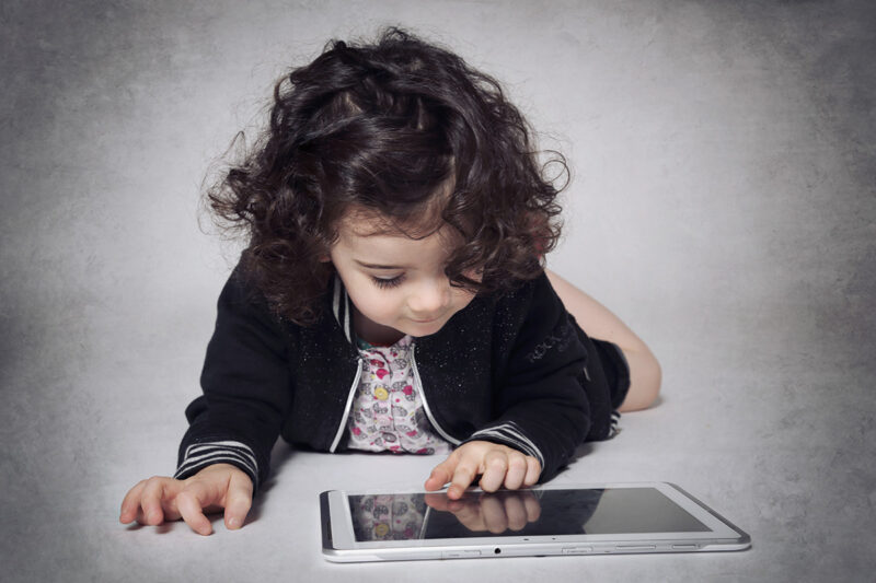 Jeune-enfant-devant-une-tablette.
