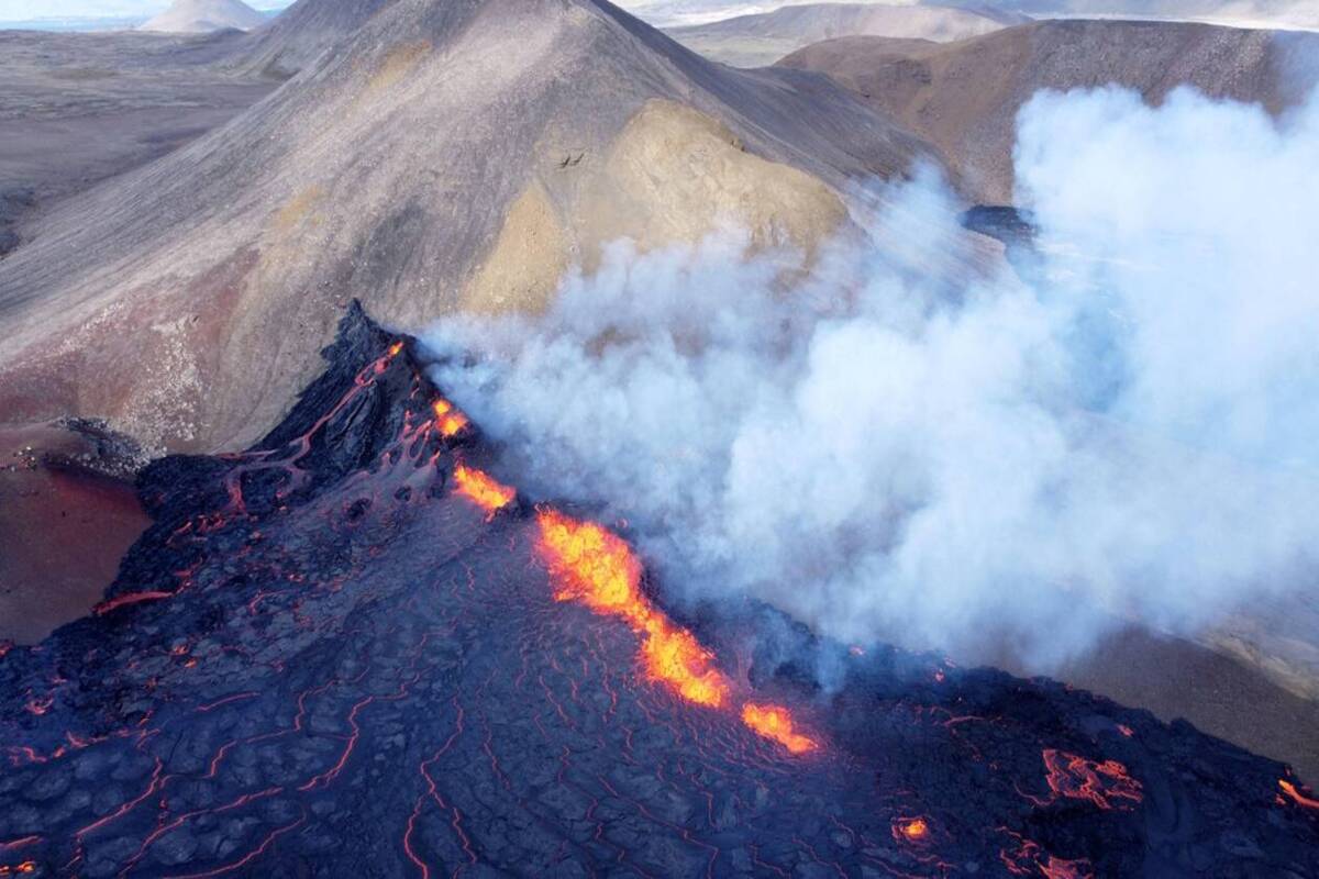 FILES-ICELAND-VOLCANO-ERUPTION