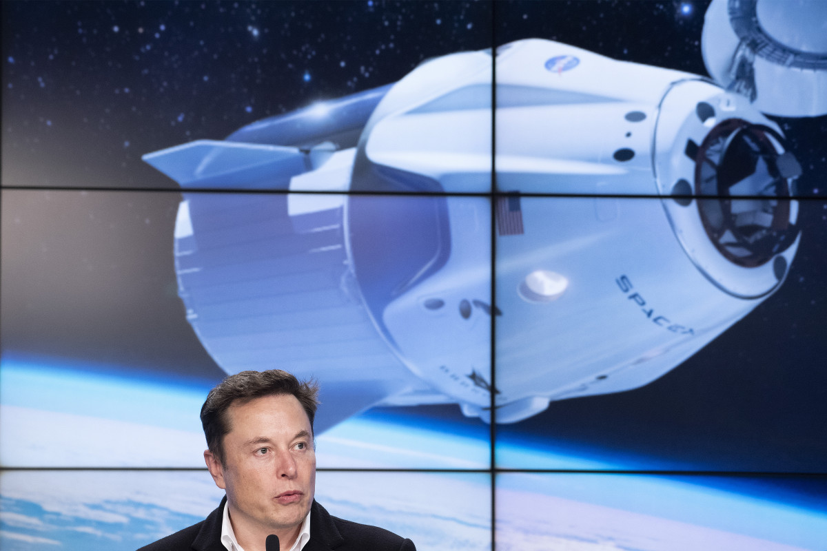 1343223-le-patron-de-spacex-elon-musk-lors-d-une-conference-de-presse-apres-le-lancement-reussi-de-la-capsule-crew-dragon-le-2-mars-2019