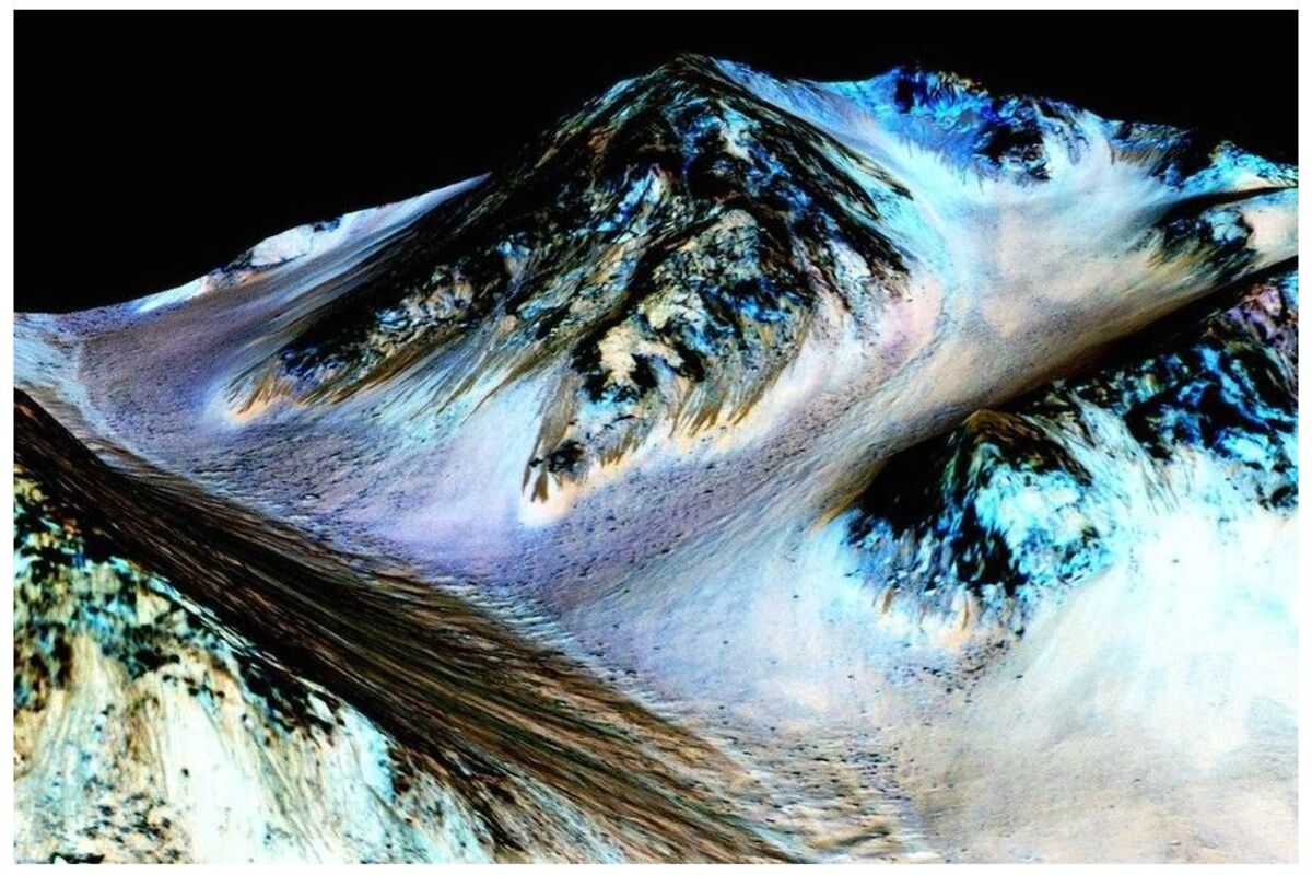 Un-gigantesque-lac-d-eau-liquide