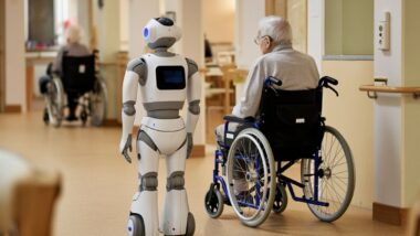 robot-et-personne-a-ge-e