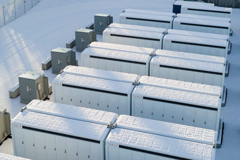 tesla-megapacks-snow-scaled (1)
