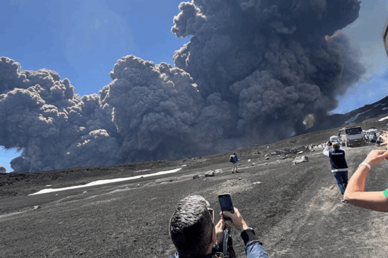 Mont Etna en furie, panique chez les touristes
