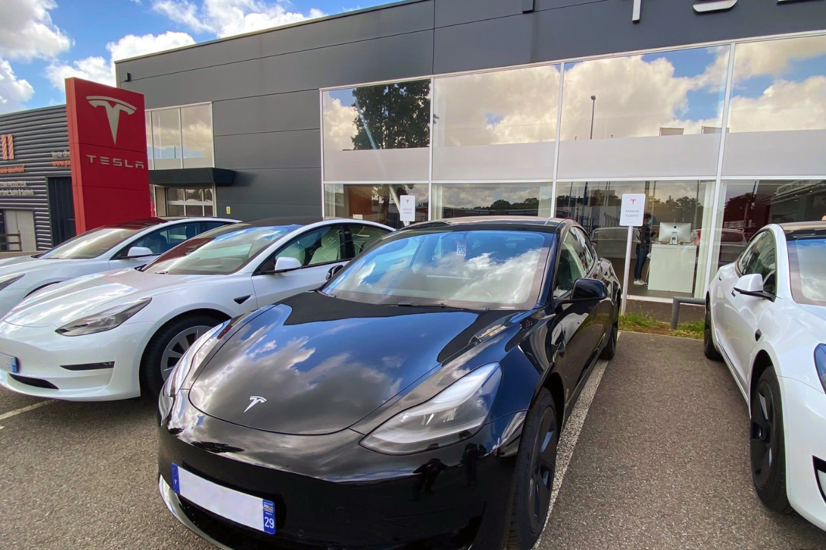 Problèmes internes et défis externes chez Tesla