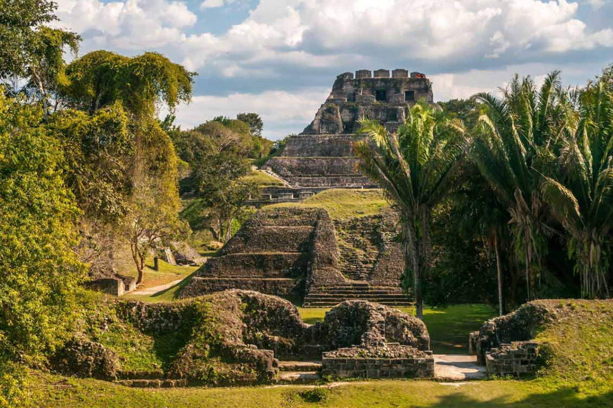 Une Métropole Maya Ancienne